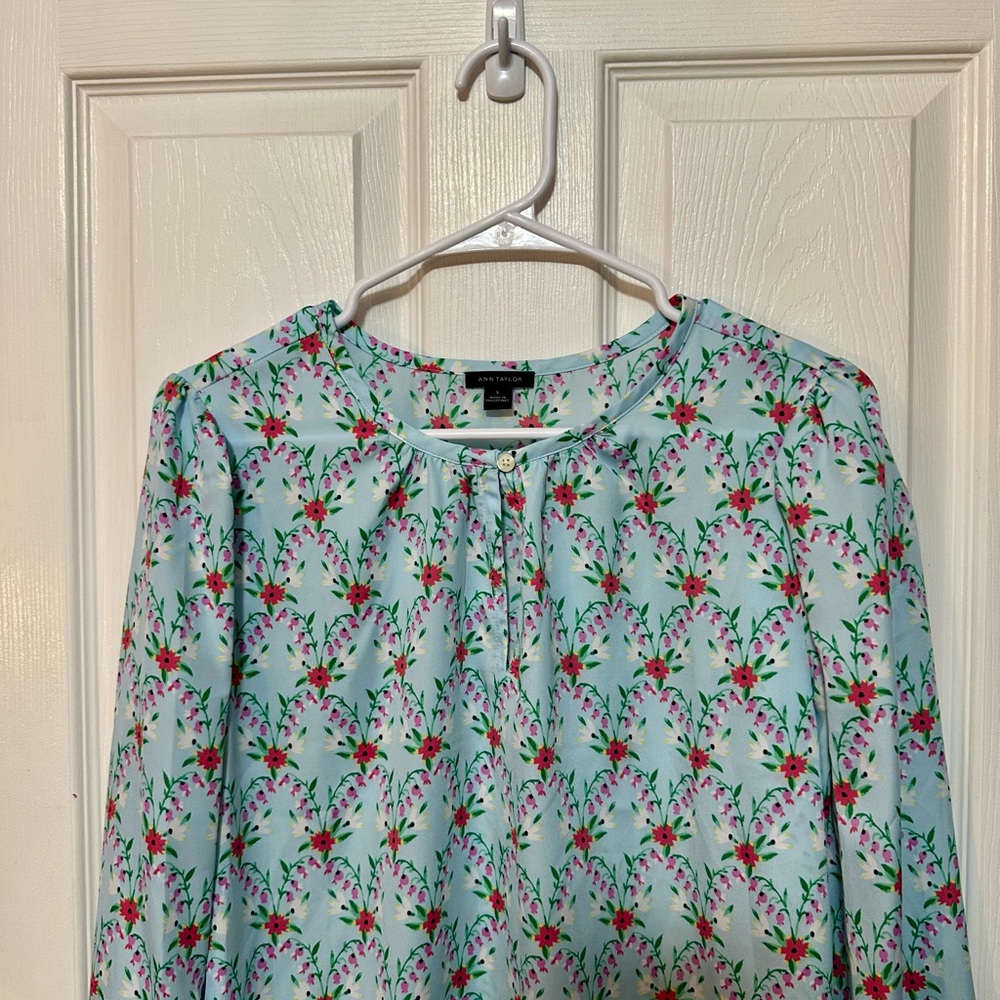 Floral Women's Blouse in Light Blue with Pink Florals Ann Taylor Size Large - Picture 3 of 4